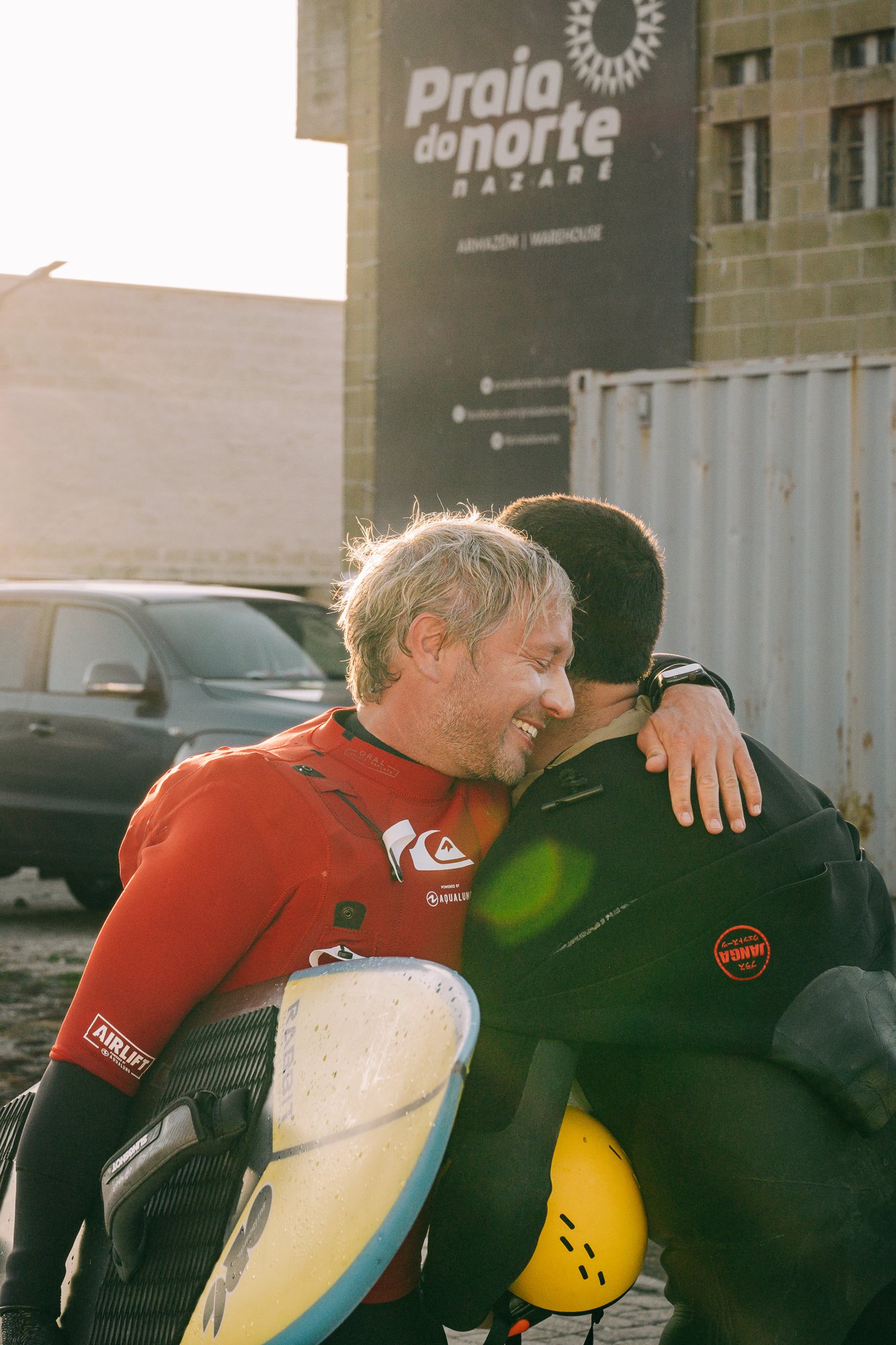 Nach der Session – Umarmung am Praia do Norte